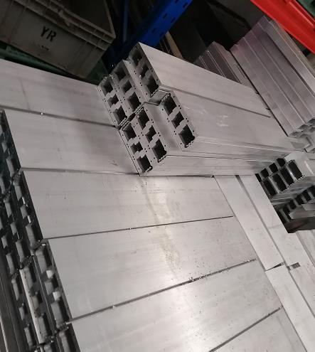 鋁型材切割機鋸切材料表面劃傷，分離式免刮傷