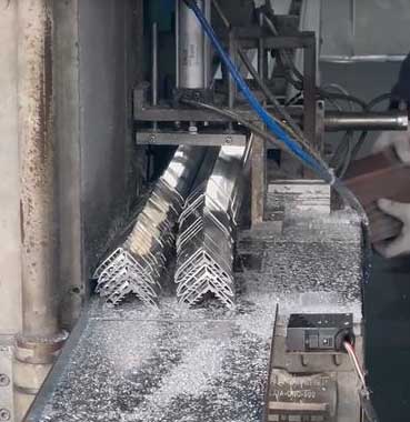 客戶車間切鋁機(jī) 客戶車間切鋁機(jī)