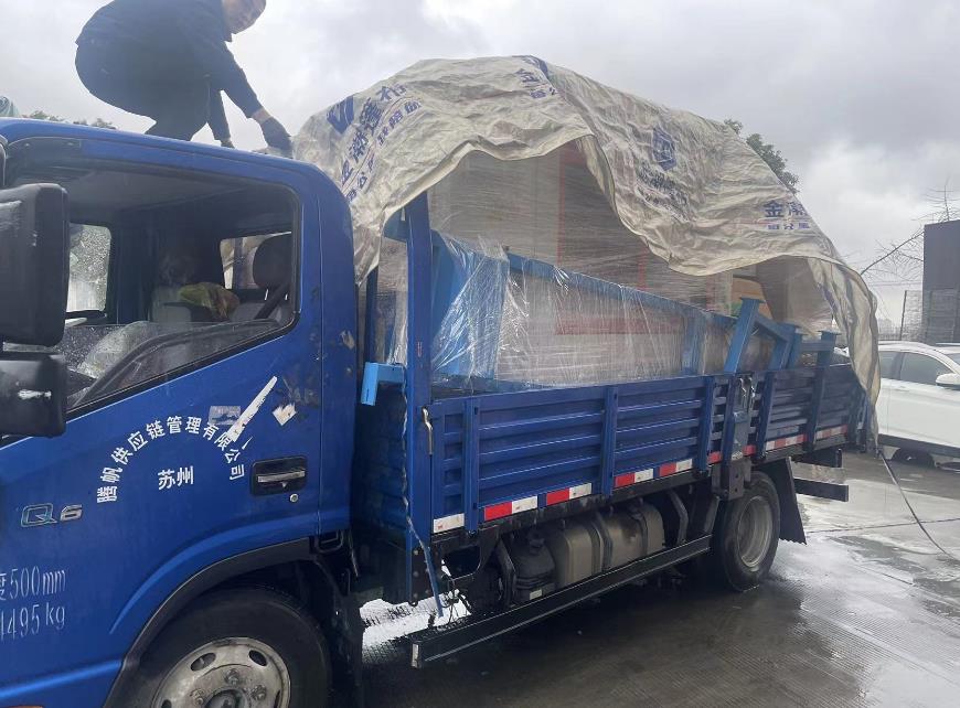 小年這天,冒雨發(fā)貨兩臺(tái)全自動(dòng)切鋁機(jī)設(shè)備到江西